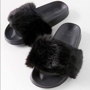 urban outfitters fluffy slides